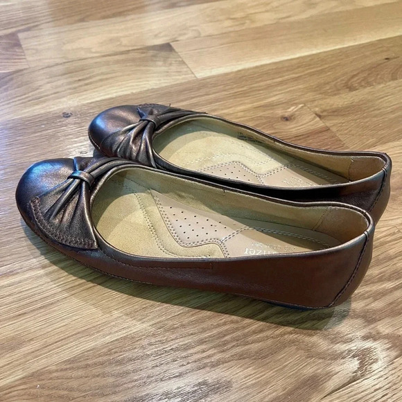 Naturalizer Wide Width Bronze Capri Bow Leather Flats Size 7W - Picture 2 of 11